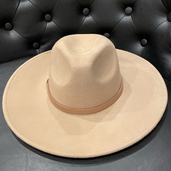 Michael Kors camel color felted wool fedora. - Picture 2 of 5